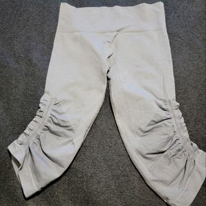 Lululemon Capri 19" Size 4, Light Heather Gray